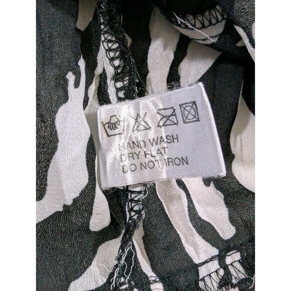 Violet & Claire Blouse Ruffle Detail Grey and Black Print Womans Size XL   Flaw - Picture 8 of 13